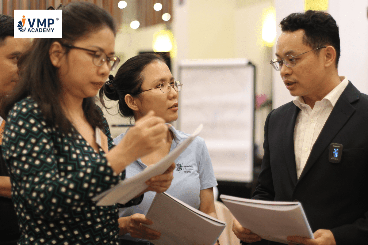 Hỏi xoáy đáp xoay giúp học viên tư duy sâu tìm ra giải pháp. Hỏi xoáy đáp xoay giúp học viên tư duy sâu tìm ra giải pháp.