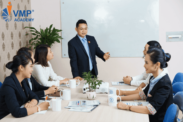 Trainer Phan Hữu Lộc và cộng sự
