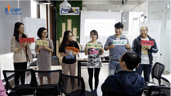 Học viên hoạt động tại lớp 1.png