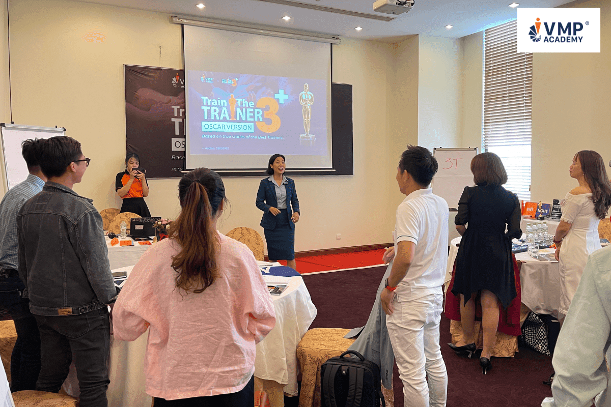 Nhiệm vụ phát triển nhân tài đầu tiên của nhà quản lý là training cho đội ngũ kế nhiệm. Nhiệm vụ phát triển nhân tài đầu tiên của nhà quản lý là training cho đội ngũ kế nhiệm.