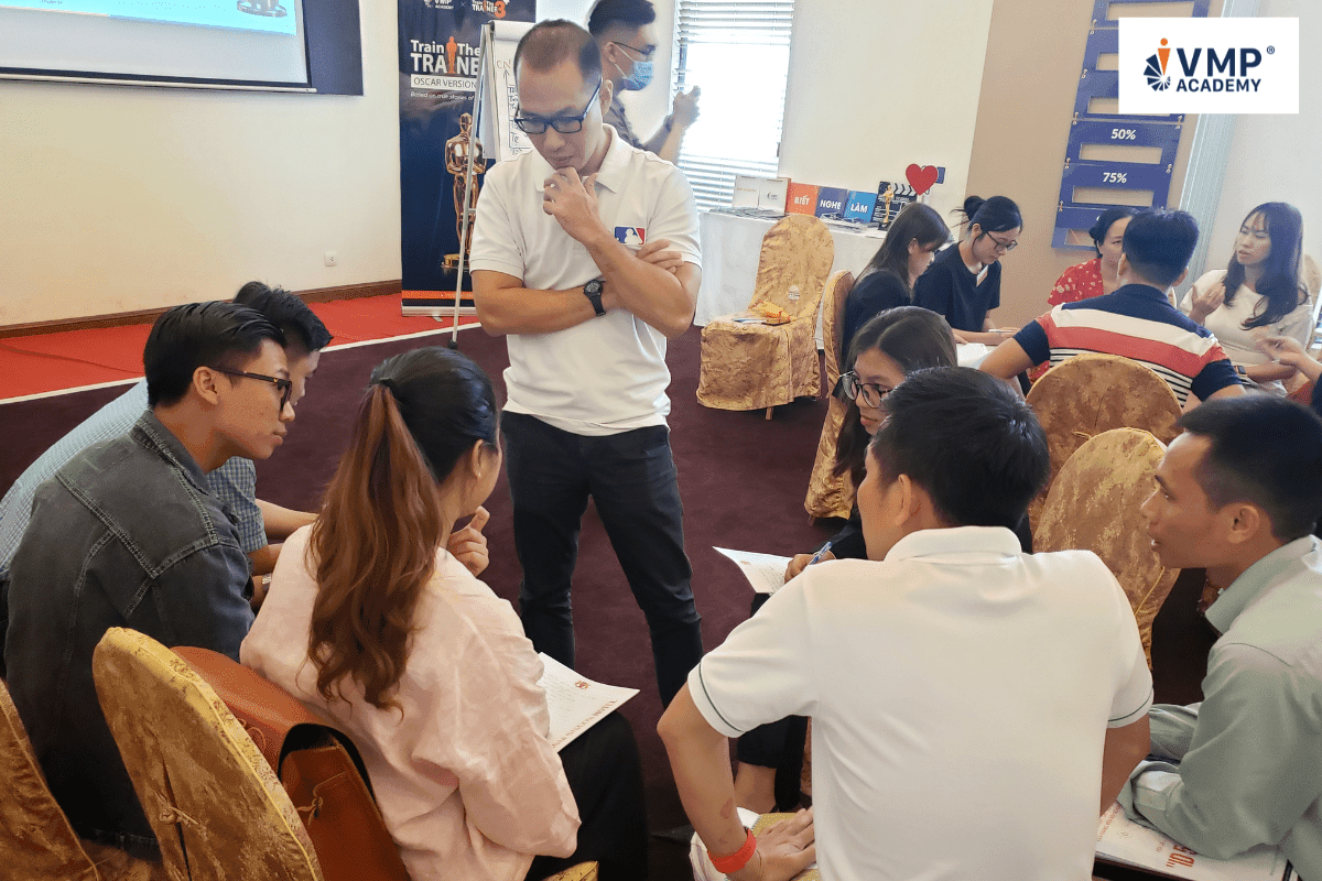 Hướng dẫn kèm cặp trên công việc là nhiệm vụ thứ 2 nhà quản lý phải hoàn thành. Hướng dẫn kèm cặp trên công việc là nhiệm vụ thứ 2 nhà quản lý phải hoàn thành.
