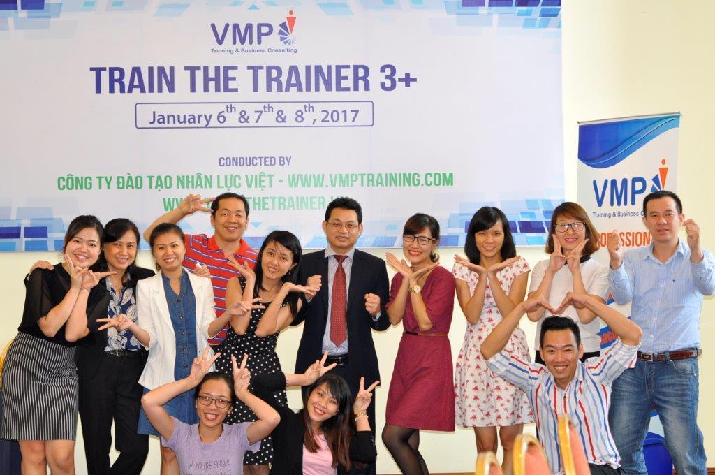 Trainer Phan Hữu Lộc và các anh chị học viên trong khóa Train The Trainer 3+. Trainer Phan Hữu Lộc và các anh chị học viên trong khóa Train The Trainer 3+.