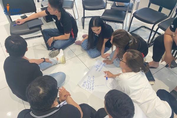 Các học viên cùng nhau bàn luận theo nhóm