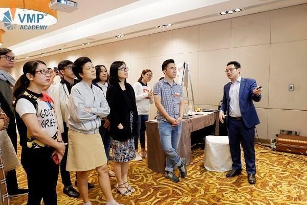 Giảng viên giới thiệu các biểu mẫu làm nghề Training Manager đến từ các Tập đoàn đa quốc gia