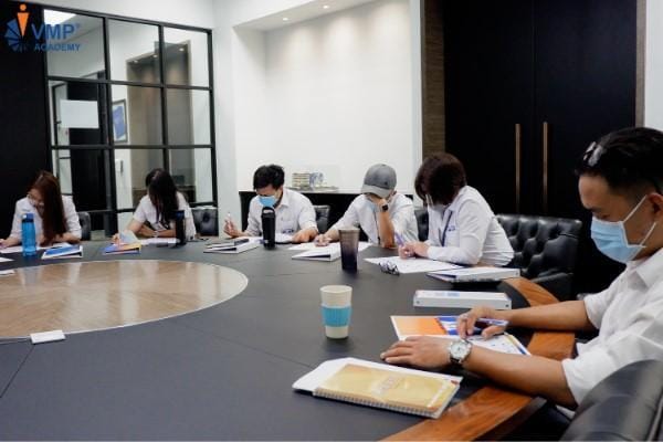 Học viên Platinum thực hiện đánh giá