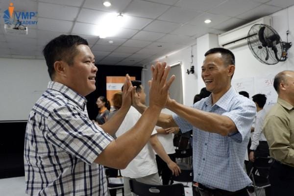 Học viên vui vẻ thực hành các công thức đào tạo chuyên nghiệp