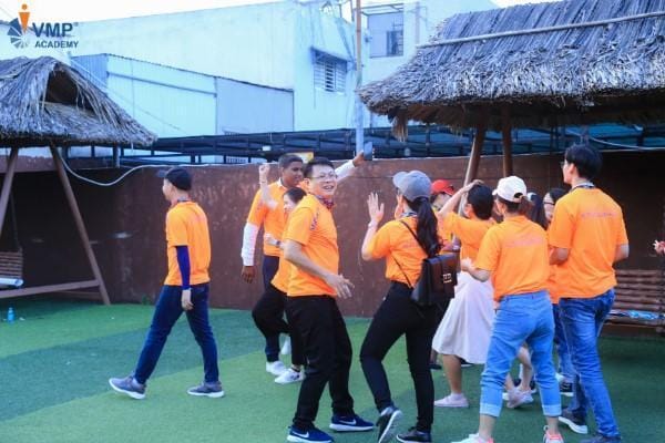 Nhóm Học viên vui mừng khi vượt qua một Trạm thử thách để giữ chân nhân tài GEN Z