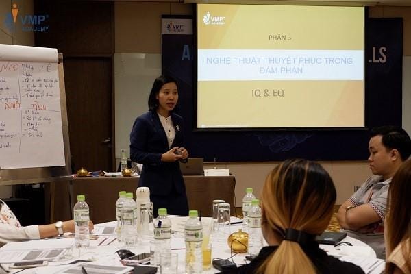 Giảng viên và Học viên lớp “Advanced Negotiation Skills” của Kimberly-Clark VN