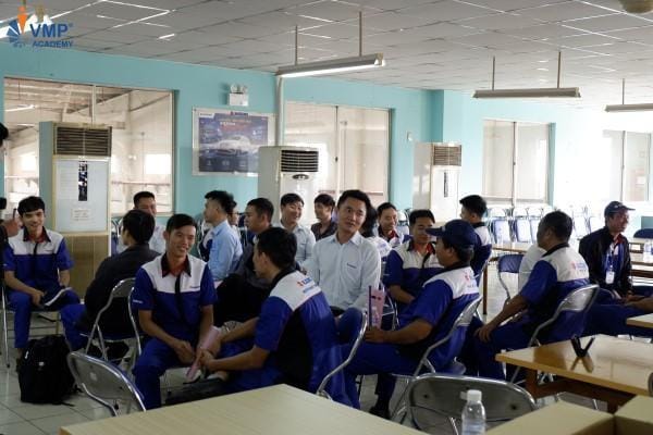 Giữ thái độ tích cực trong giao tiếp với khách hàng