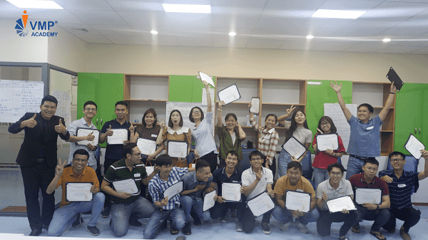 Giảng viên cùng các học viên Redstar chụp hình lưu niệm