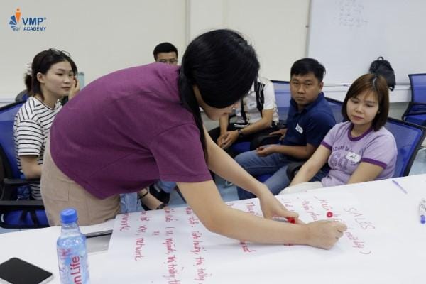 Học viên Redstar hoạt động nhóm
