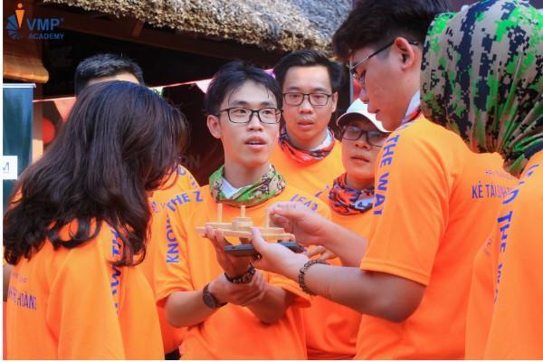 Học viên căng thẳng tìm cách để vượt qua thử thách