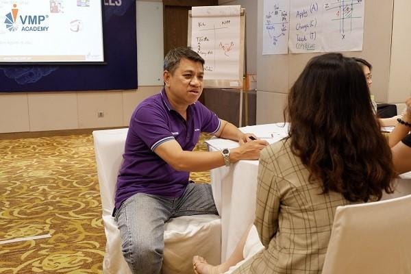 Học viên tích cực thực hành tại lớp
