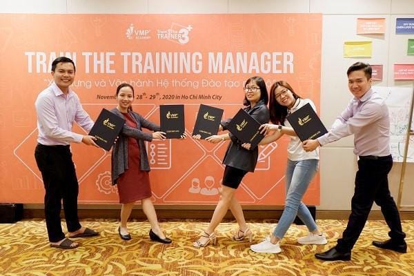 Khoảnh khắc khó quên khi nhận bằng tốt nghiệp lớp Train The Training Manager