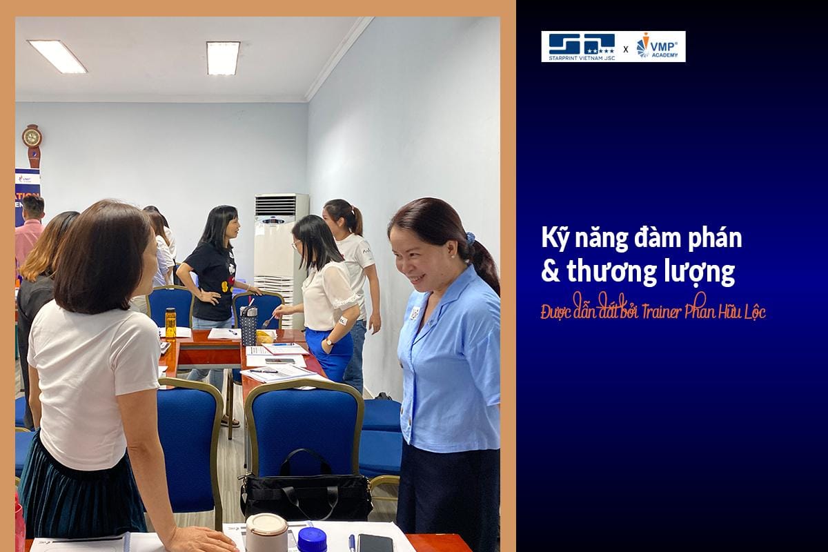 Cảnh học viên đang thực hành đàm phán & thương lượng trong khóa học. Cảnh học viên đang thực hành đàm phán & thương lượng trong khóa học.