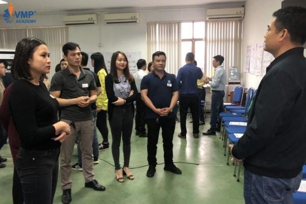 Học viên thực hành tại lớp
