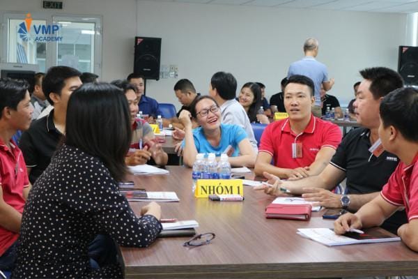 Giao tiếp nội bộ (Các nhân viên Sơn Hà cùng bàn luận theo nhóm nhỏ)