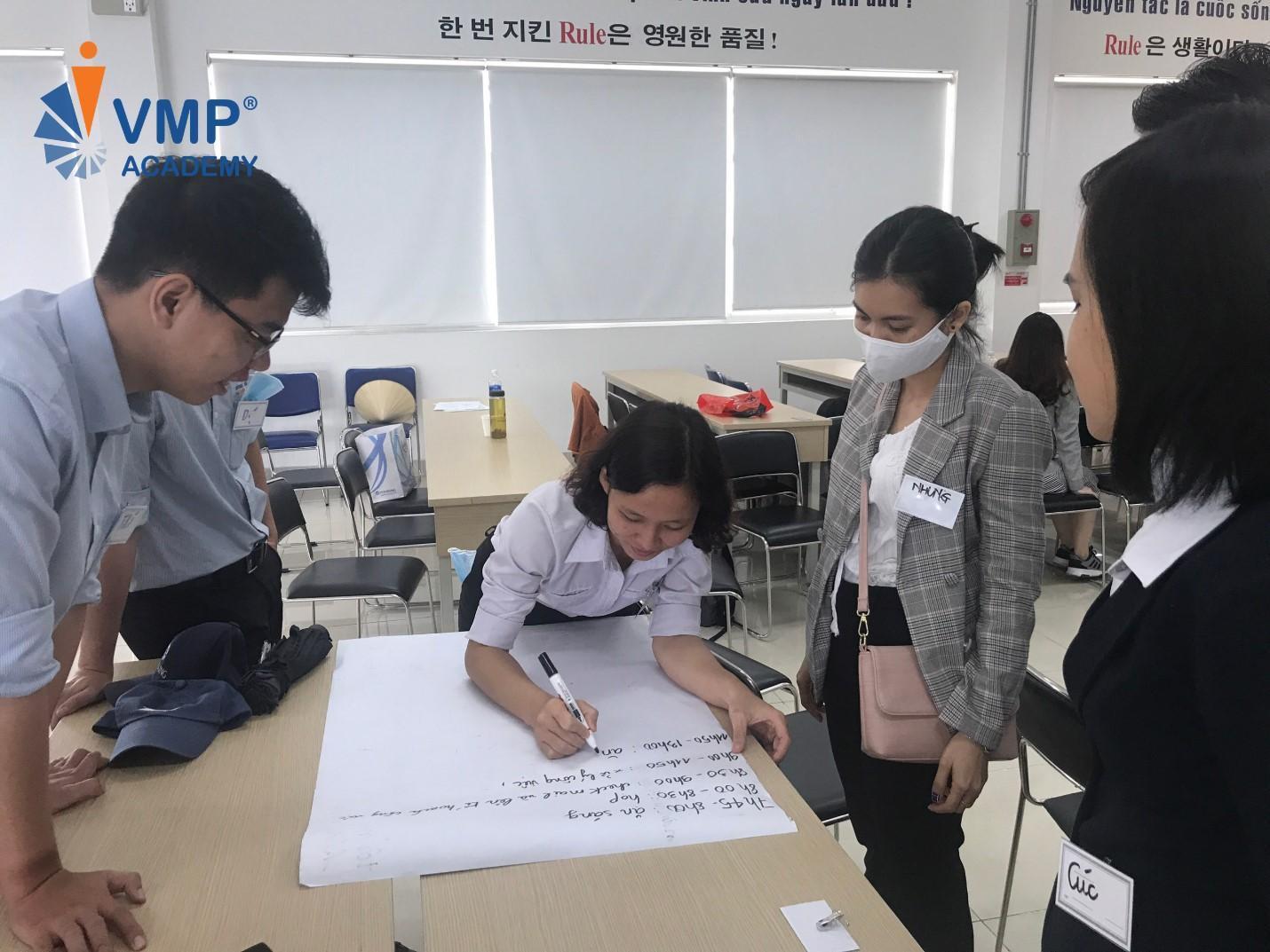 Học viên lớp "Planning And Time Management Skills" - Hyosung Đồng Nai thực hành 