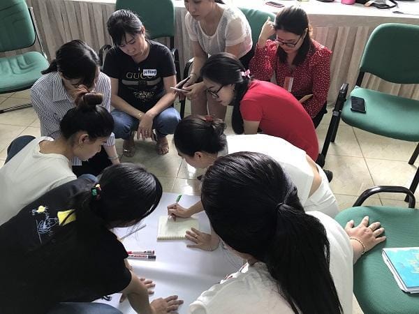 Lắng nghe và trao đổi