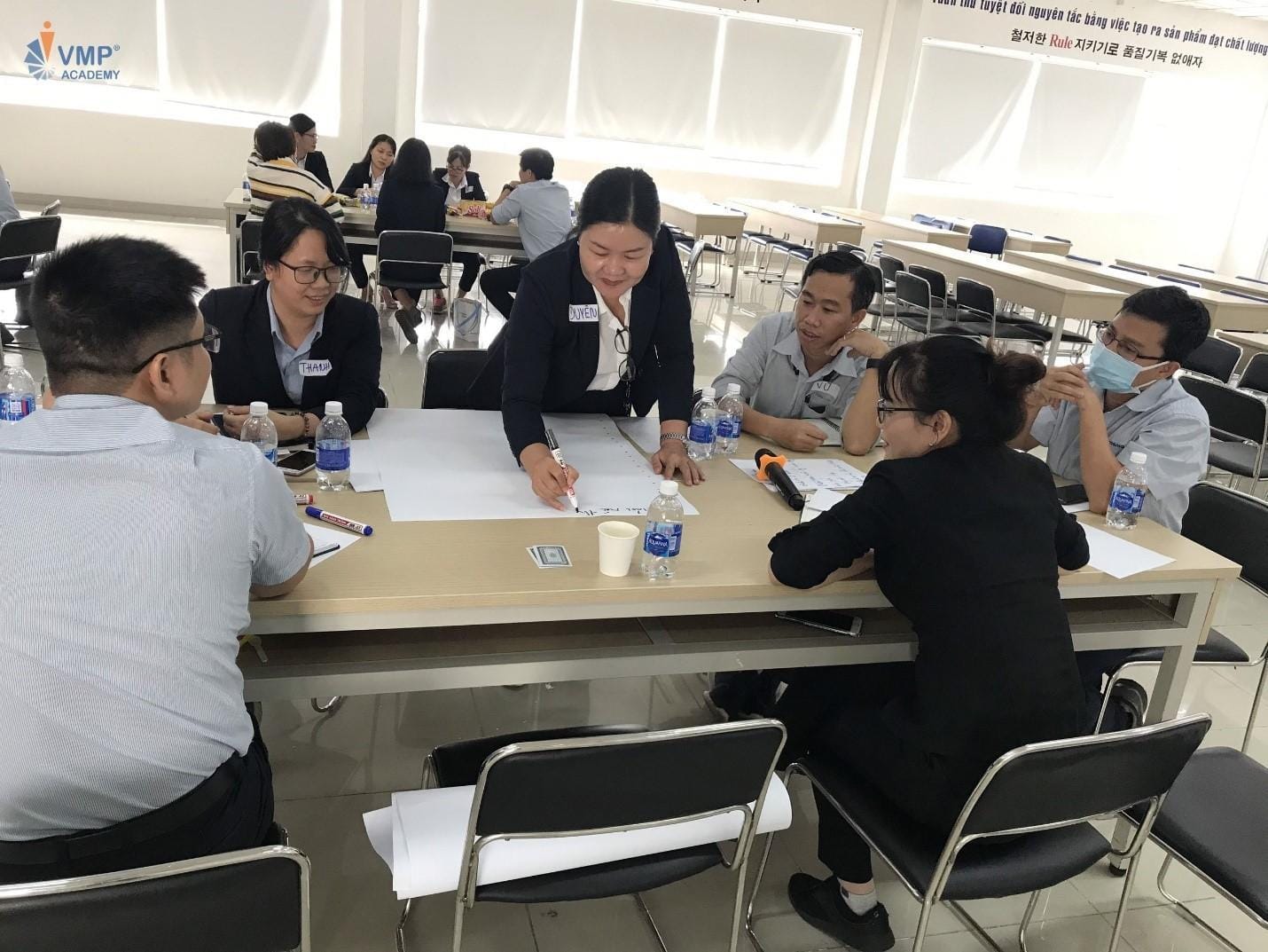 Học viên thảo luận và thực hành sôi động tại lớp