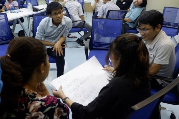 Học viên thảo luận nhóm