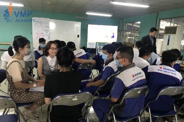 Học viên thực hành lấy khách hàng làm trung tâm trong giao tiếp