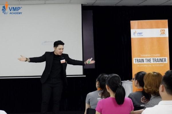 Học viên thực hành ngay tại lớp Train The Trainer