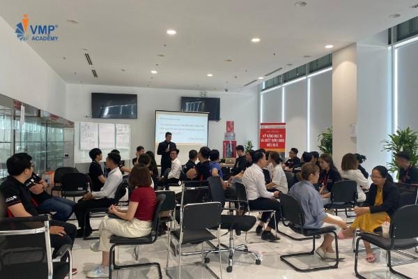 Nhân viên Toyota trải nghiệm tình huống thực tế theo từng cặp