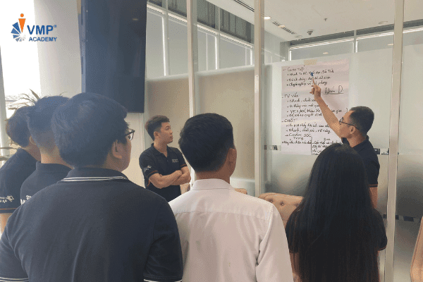 Cho học viên thuyết trình trước mọi người