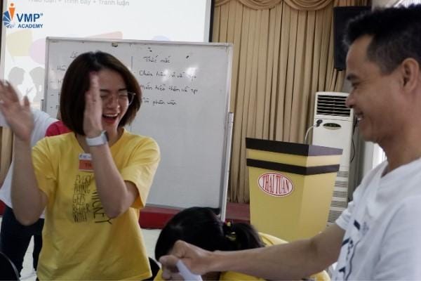 tham gia với tinh thần vui vẻ với các hoạt động đào tạo