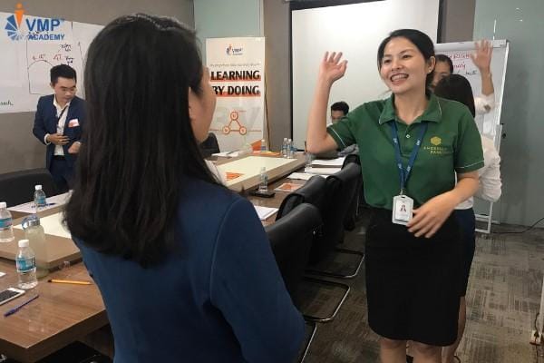 Học viên thực hành trở thành các “diễn viên” chuyên nghiệp tại lớp Train The Trainer