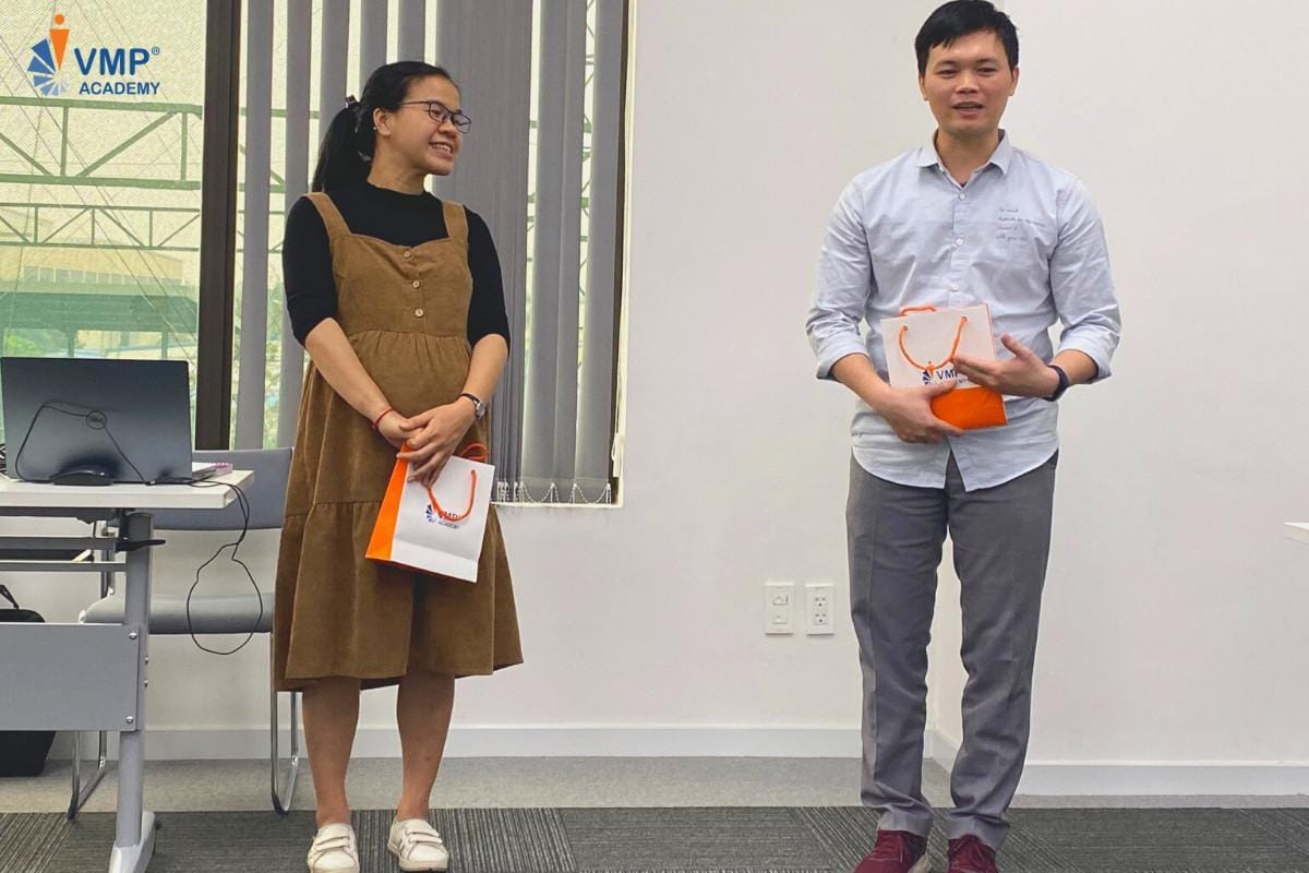 Phương pháp “Learning By Doing” được học viên thích thú tham gia.