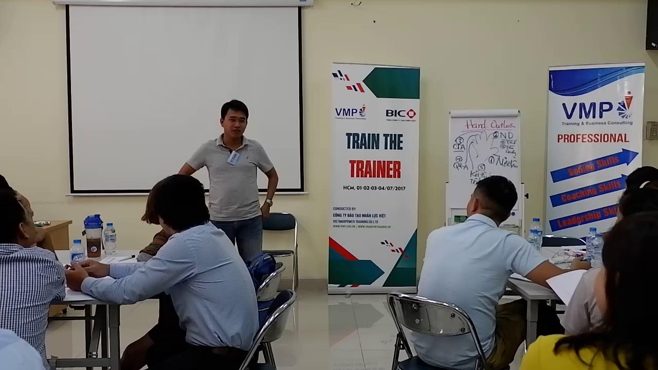 Học viên tập thuyết trình trong khóa Train The Trainer 3+.