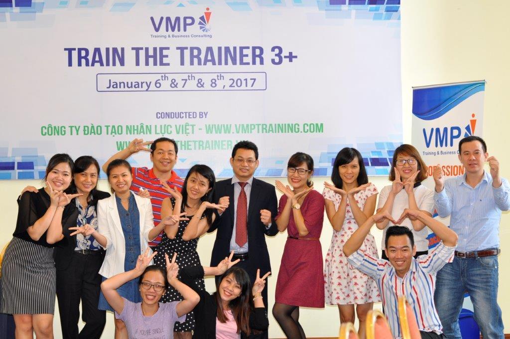 Trainer Phan Hữu Lộc và các anh chị học viên trong khóa Train The Trainer 3+. 