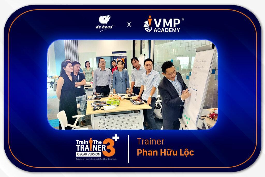 Trainer Phan Hữu Lộc đang hướng dẫn các anh chị De Heus cách để cải thiện kỹ năng thuyết trình. 
