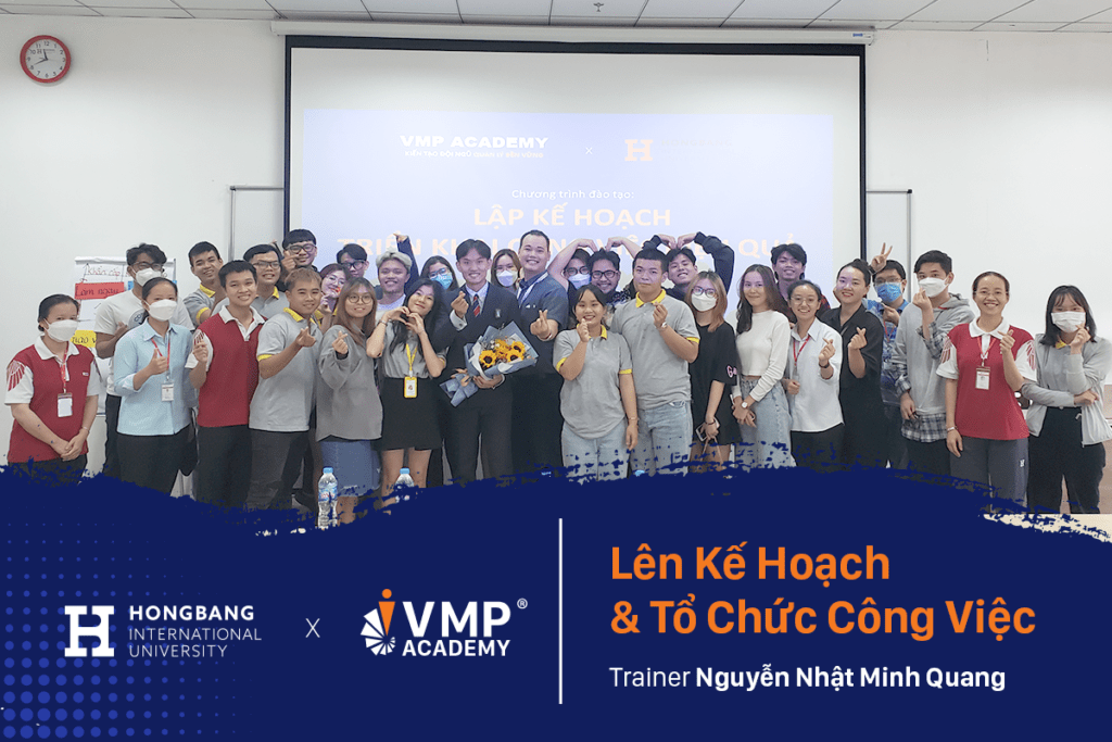 Trainer Minh Quang cùng các bạn sinh viên HIU.