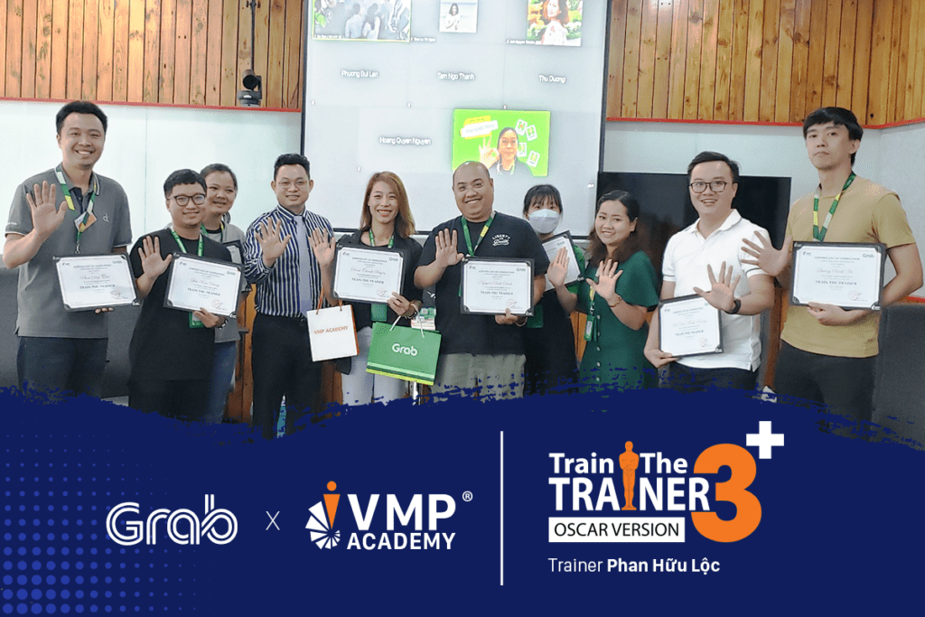 Trainer Phan Hữu Lộc cùng quản lý Grab trong khóa Đào tạo giảng viên nội bộ.